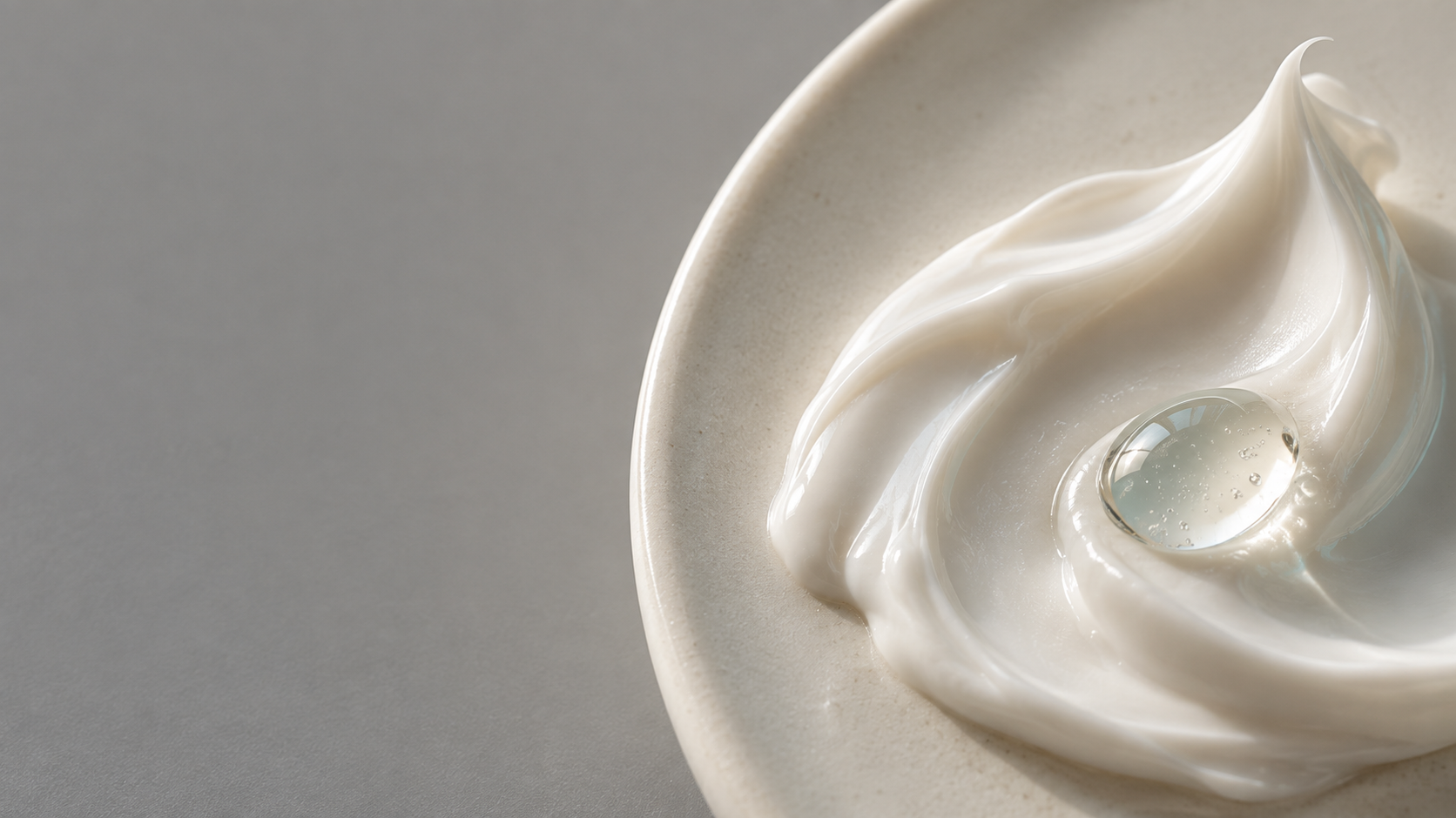 Still life di texture cosmetica vellutata e siero