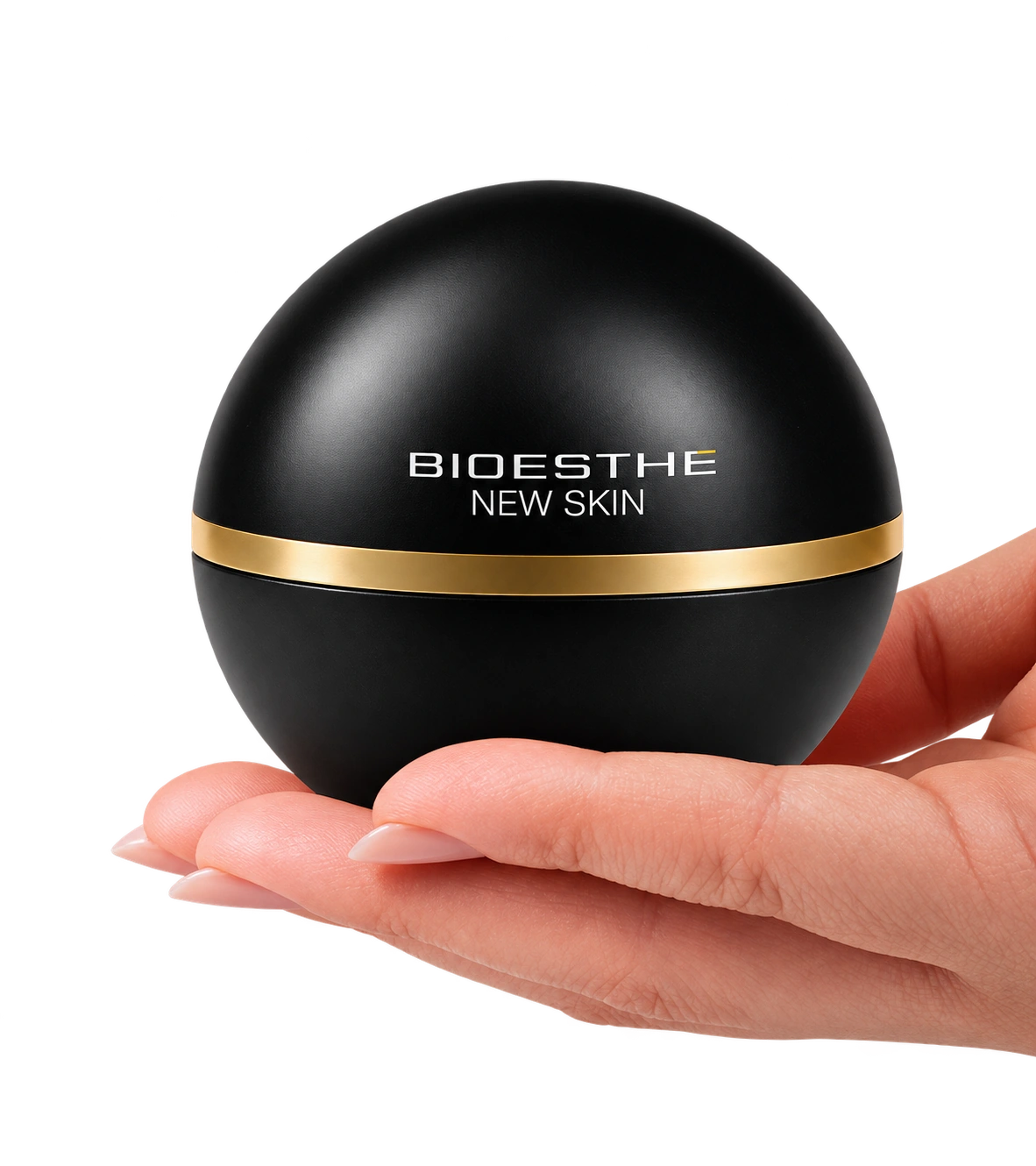 New Skin BIOESTHE nella mano: vaso nero arrotondato, fascia oro e scritte originali