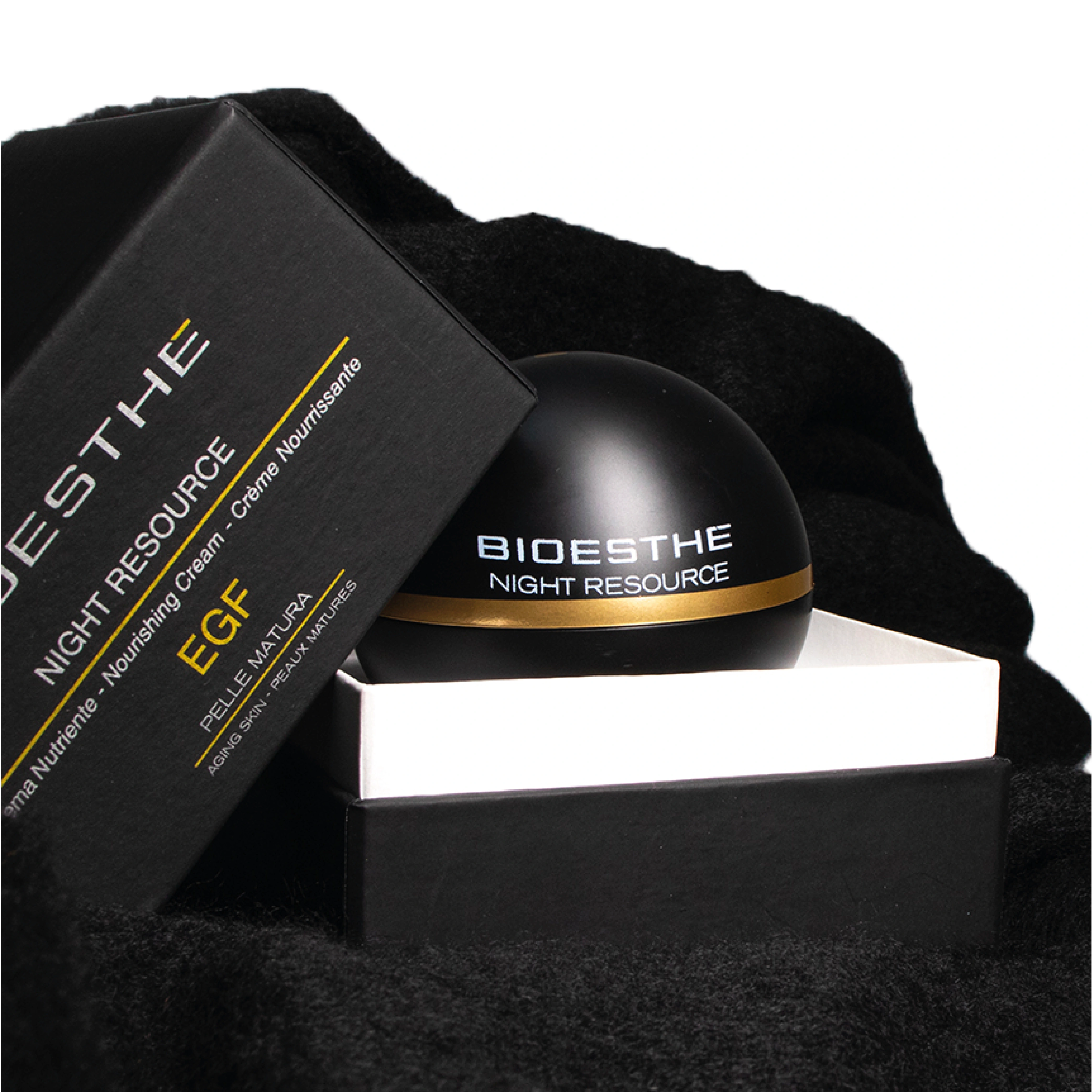 Night Resource nella sua confezione originale, su tessuto nero